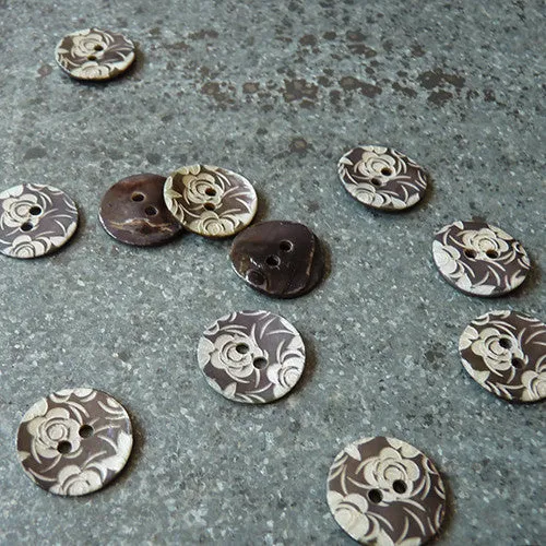 Etched Floral Shell Button - Grey