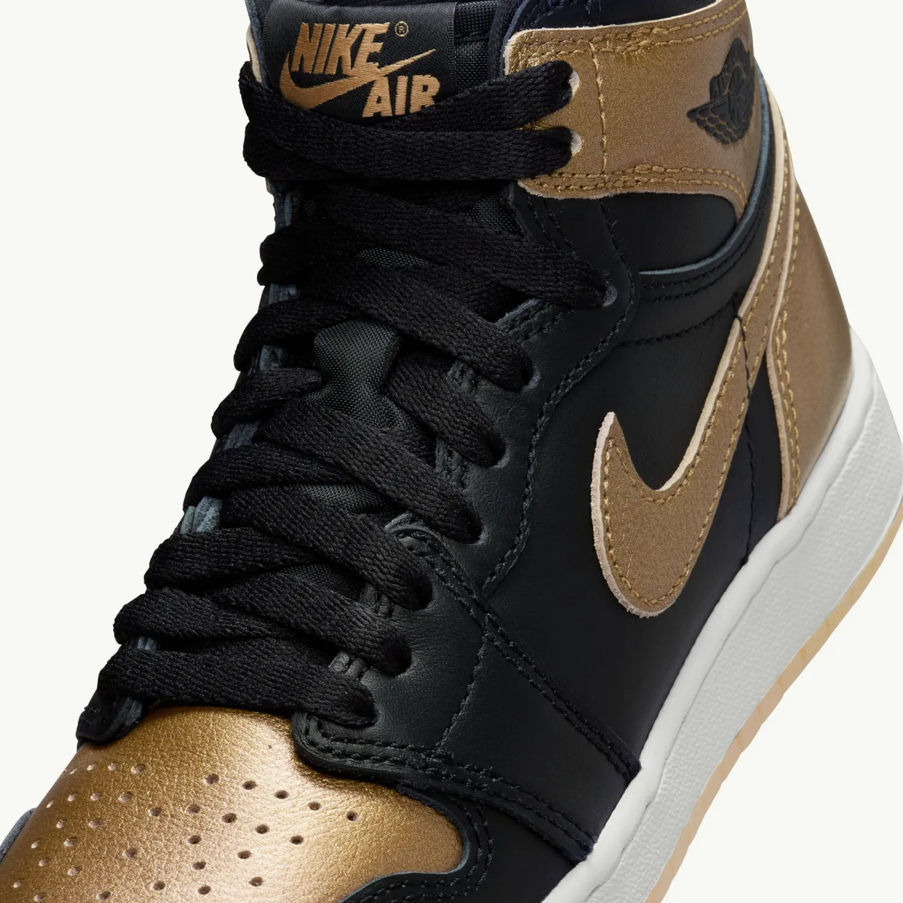 Grade School Air Jordan 1 Retro High OG - 'Metallic Gold'