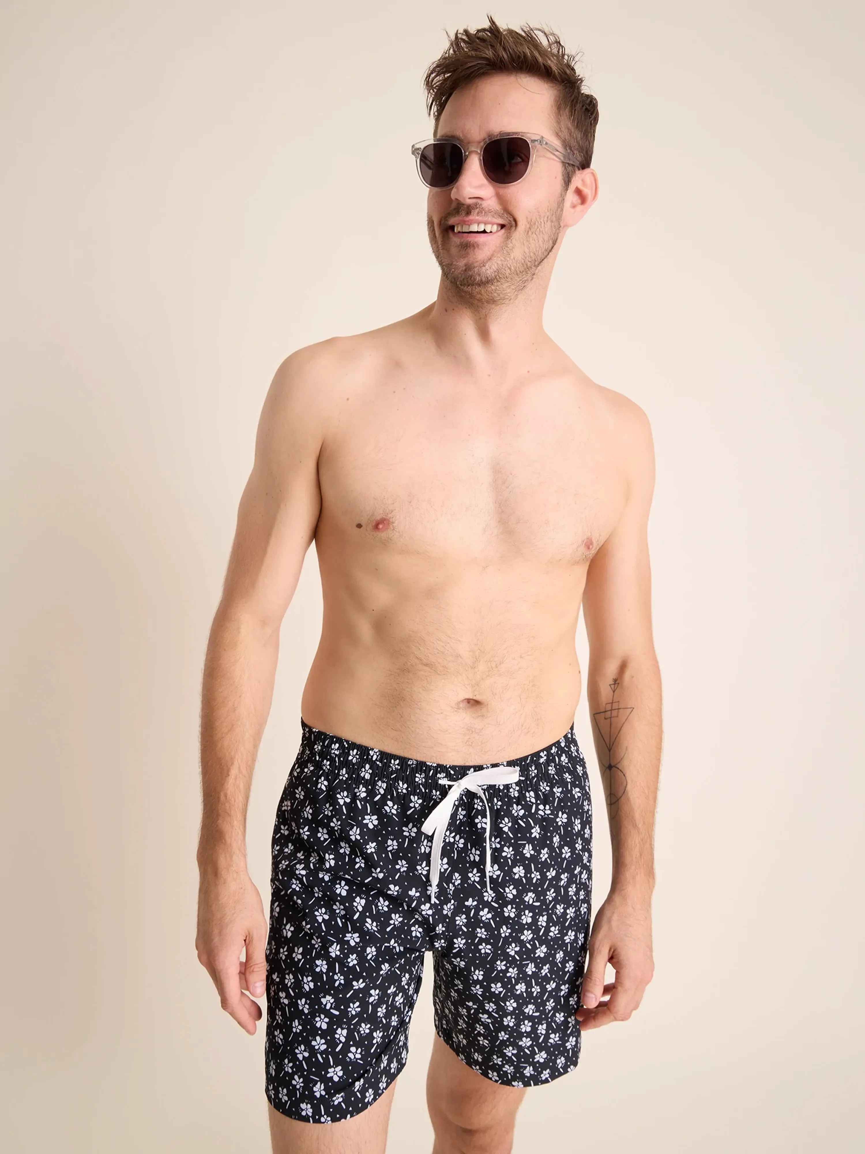 The Daisy Dives 7" (Classic Swim Trunk)